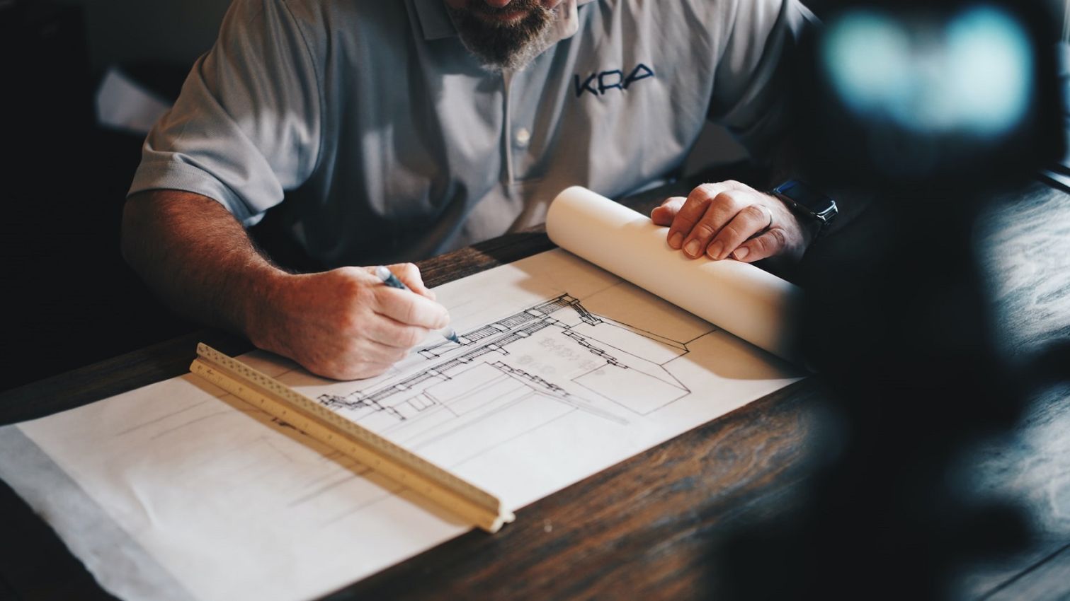 Architekt, der einen Plan zeichnet.