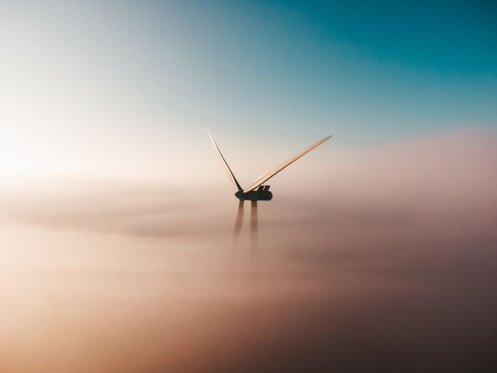 Windrad im Nebel