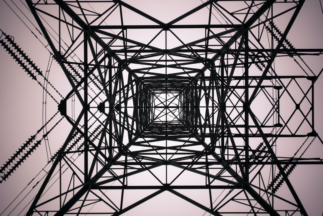 Strommast von unten fotografiert