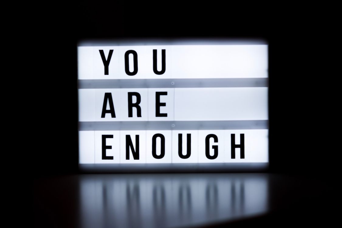 Schriftzug "Your are enough" vor dunklem Hintergrund
