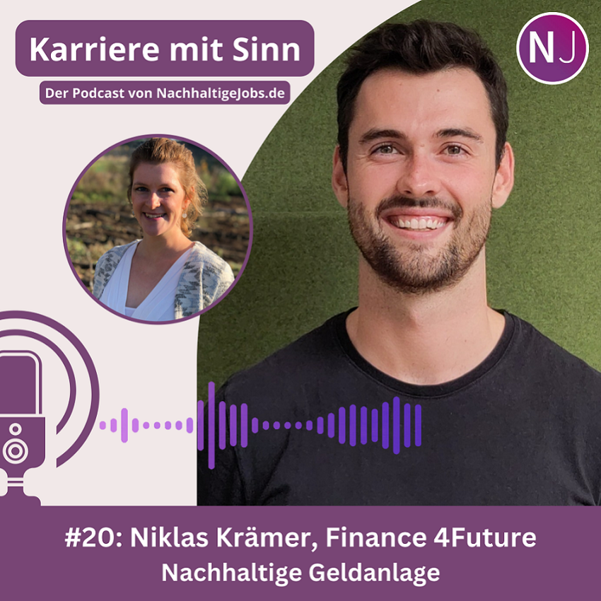 Glas mit Geldmünzen, aus welchen eine junge Pflanze wächst