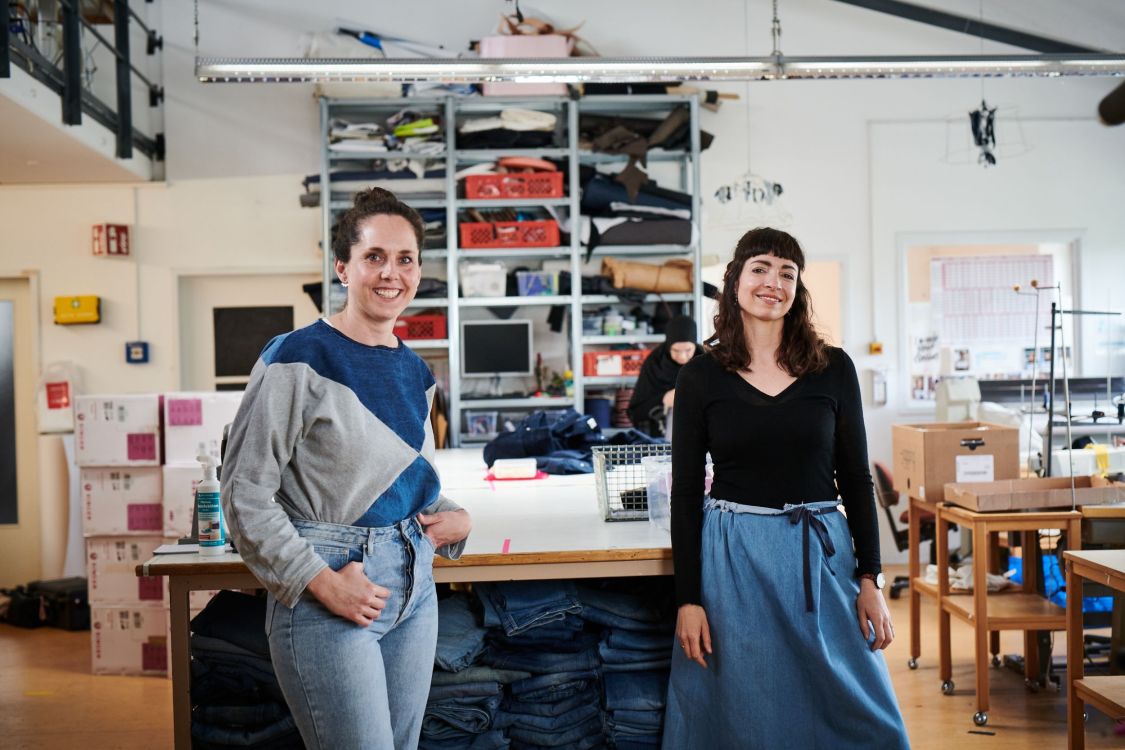 Die beiden Gründerinnen von Bridge&Tunnel in ihrer Werkstatt