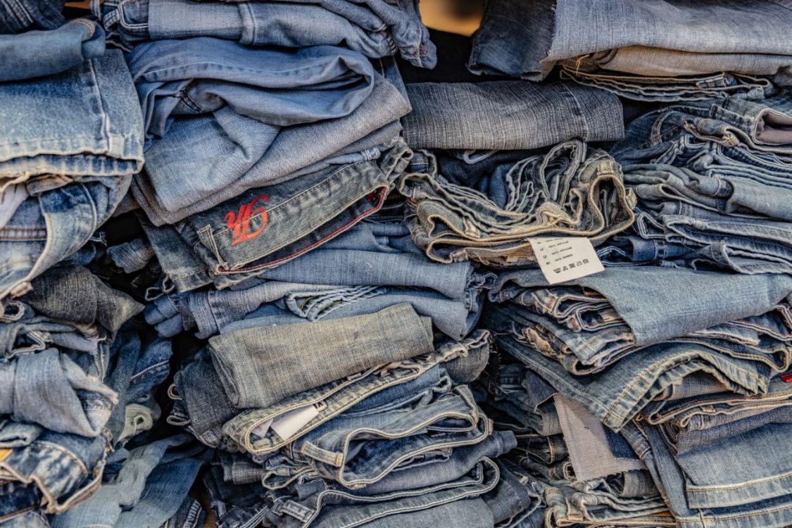 Alte Jeans gestapelt