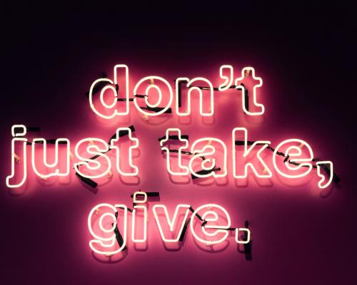 Neon-Schriftzug "Don't just take, give."