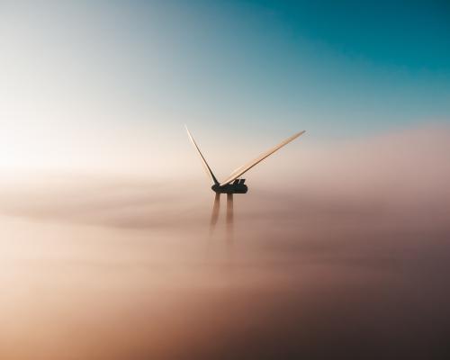 Windrad im Nebel