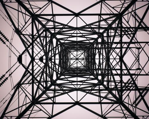 Strommast von unten fotografiert